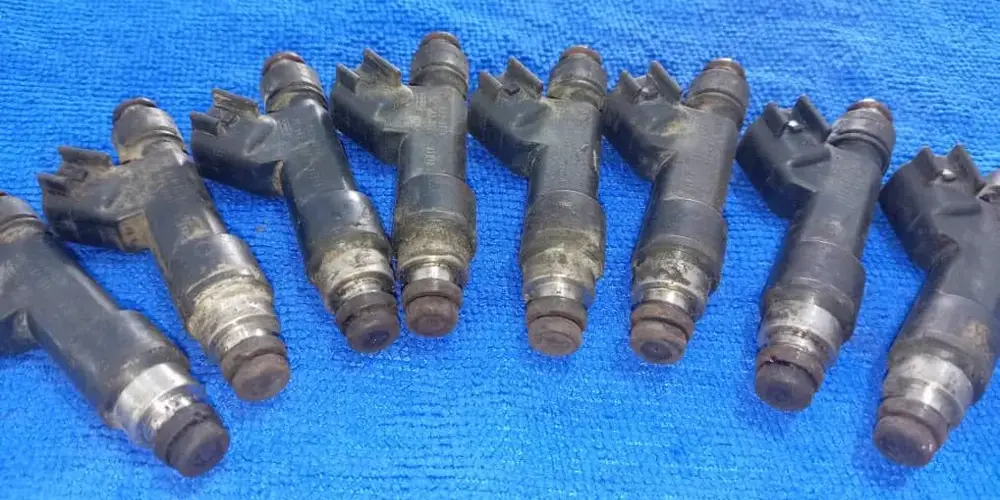 8 inyectores de gasolina sucios antes del servicio, con O-rings desgastados