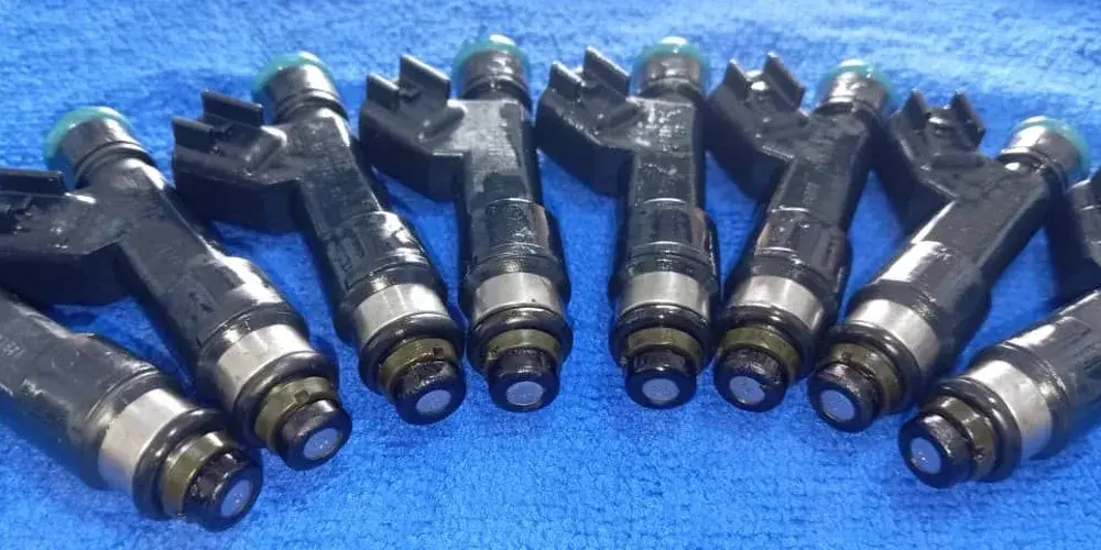 Los mismos 8 inyectores limpios después del servicio, con O-rings nuevos